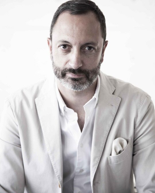 기아자동차가 6일 기아차 브랜드의 디자인 경쟁력 강화를 위해 일본 닛산의 고급 브랜드 인피니티 수석 디자인 총괄인 카림 하비브(Karim Habib·49세)를 기아디자인센터장 전무로 영입한다고 밝혔다.  [기아자동차 제공]